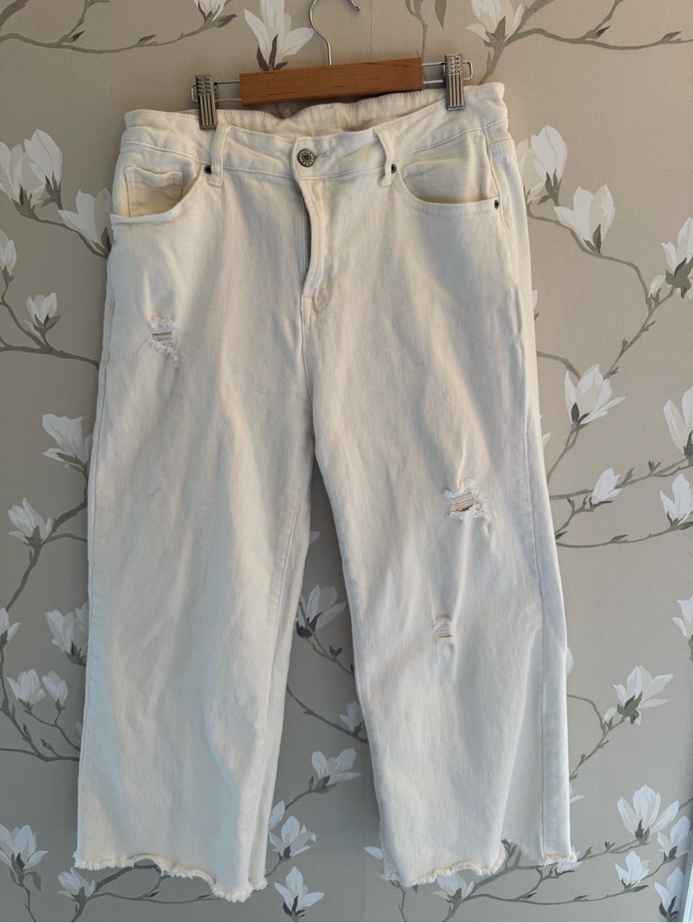 Cropped Ankle Length Distressed Women’s Jeans in Soft White